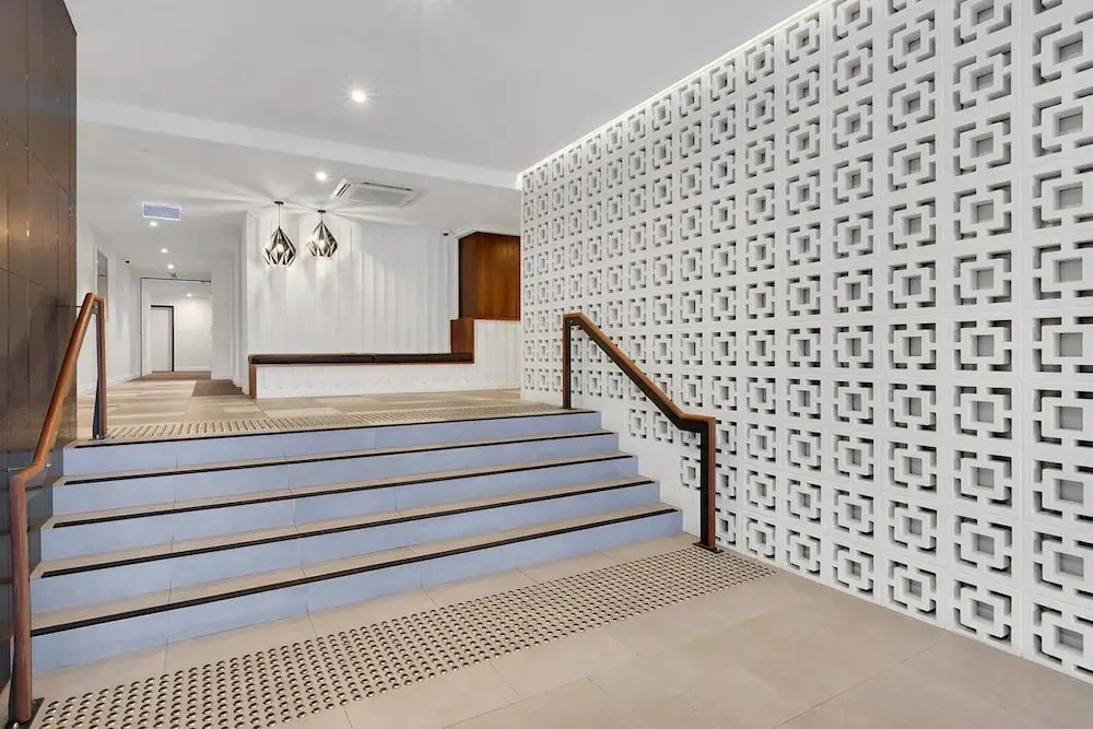 Spacious West End Apartment With Pool & BBQ Access