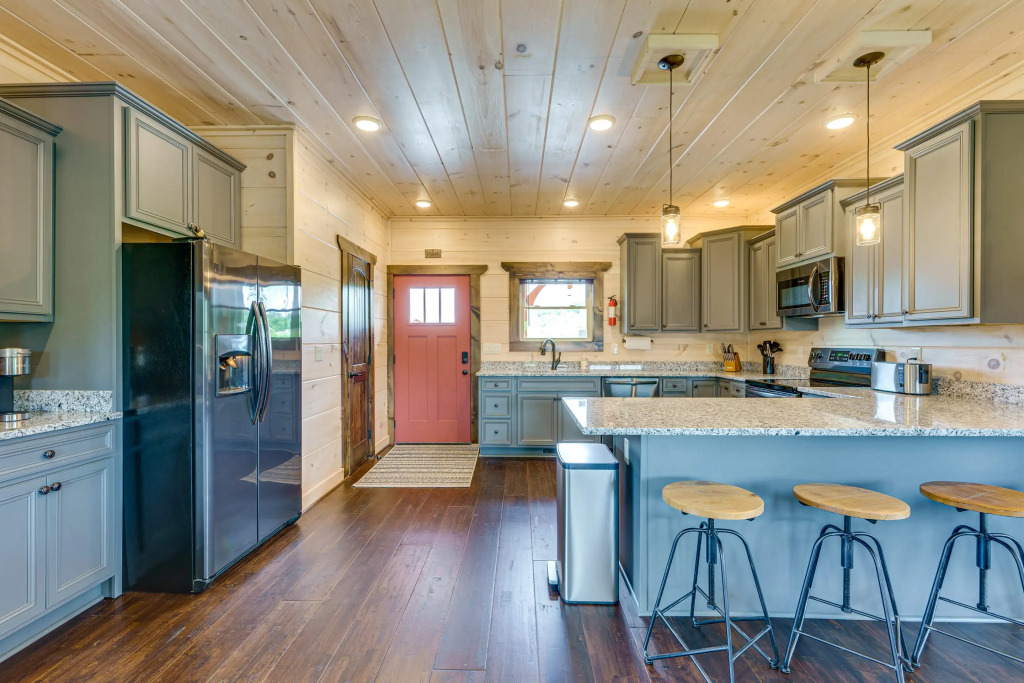 Misty Mountain Stop: Mountain Views, Hot Tub, Game Room, Theater Room