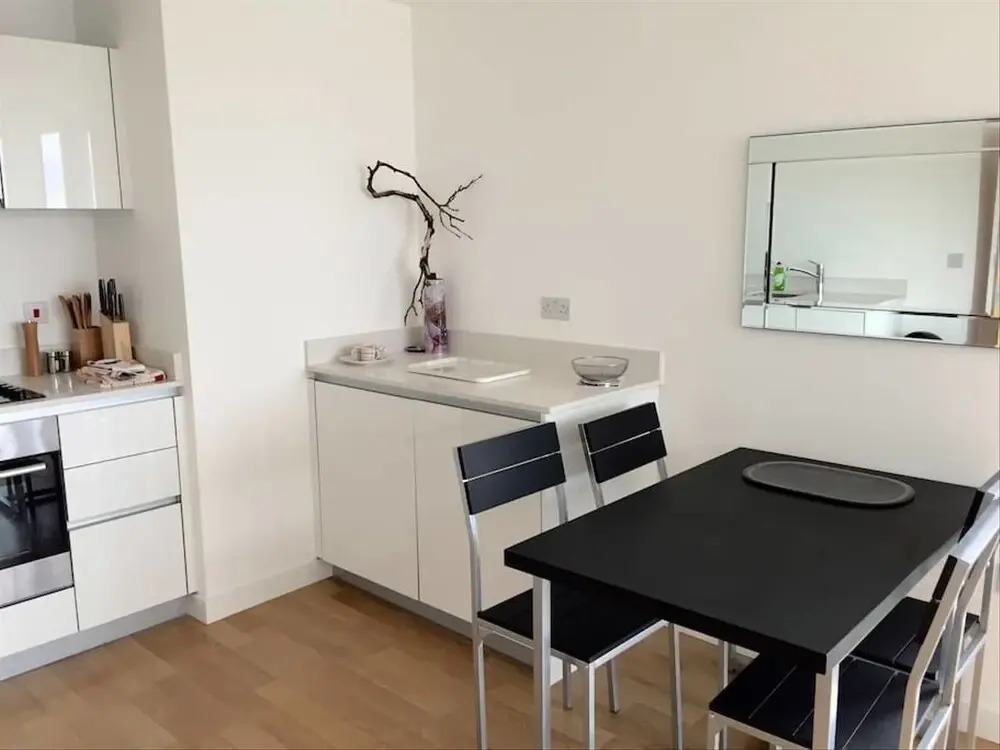 Modern and Airy 2 bed 2 Bath Flat With Great Views