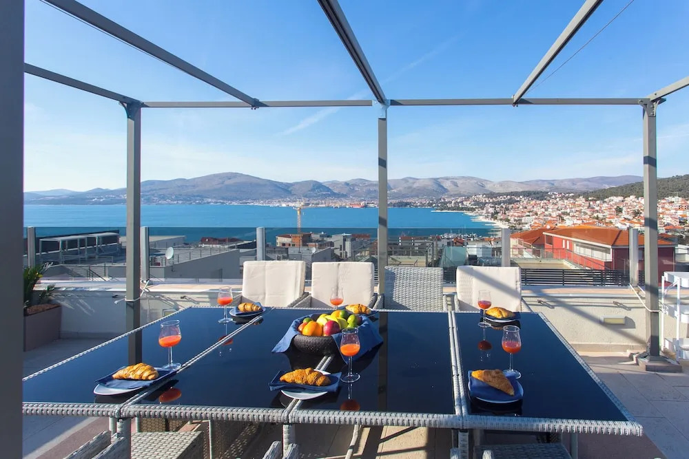 Oceanview Deluxe Penthouse Apartment With 89m2 Living Space & 90m2 Roof Terrace
