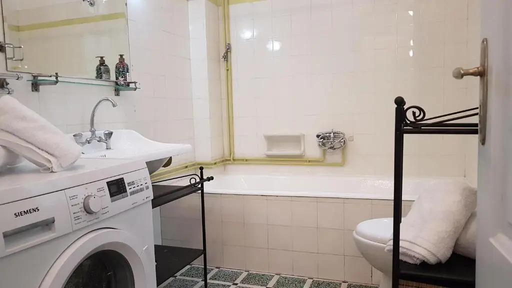Ionian Apartment- Athens Center, 6 Bd, 2.5 Bath