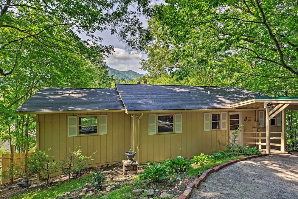 Mountain-view Maggie Valley House w/ Spacious Deck