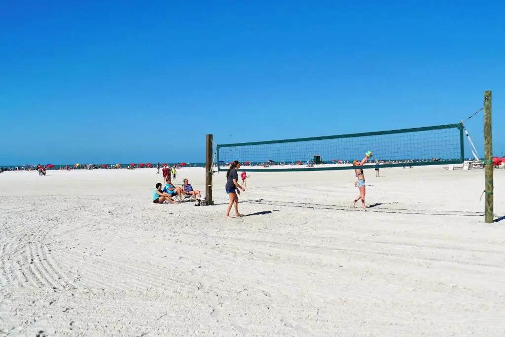 Modern & Fresh - Less than 3 miles to the Beach