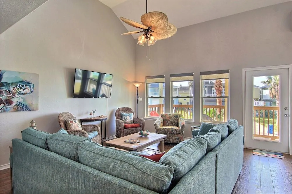 Sunny and Chairs 4 Bedrooms 3 Bathrooms Home