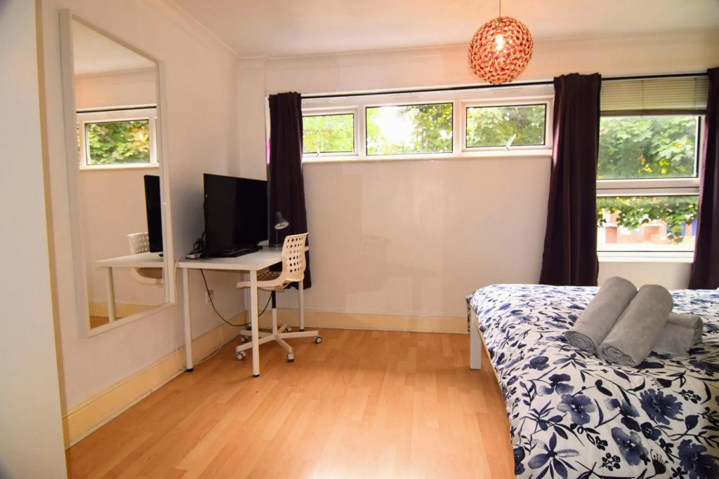 The Brum House - Private garden, 3 TVs with NETFLIX, BBQ, up to 8 guests