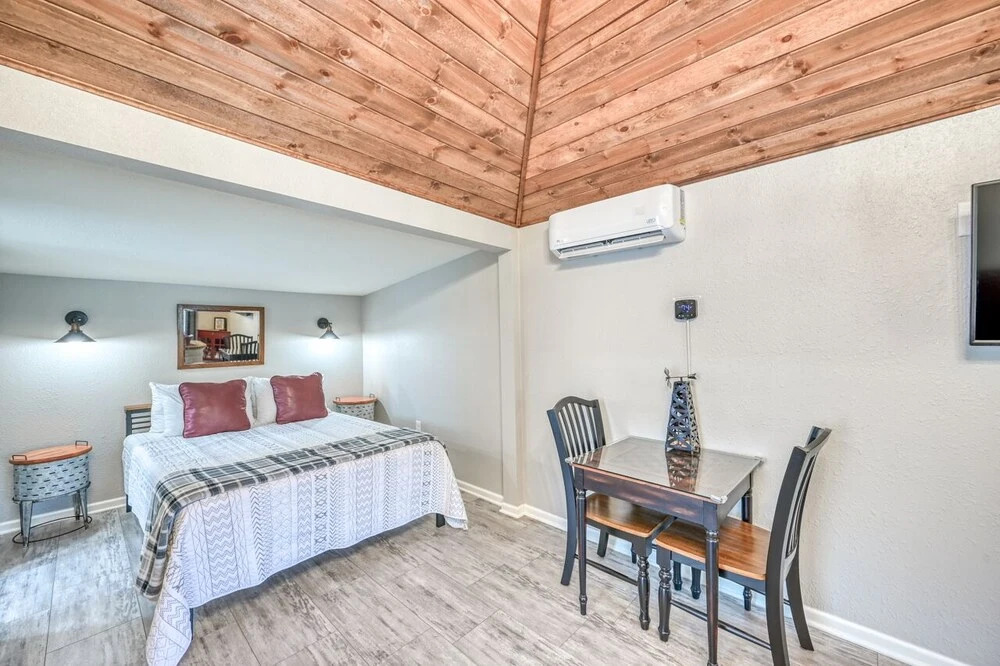 Unique Historic Wash House With Cozy Patio and Fire Table