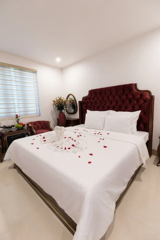 Royal Hotel Sài Đồng - Long Biên
