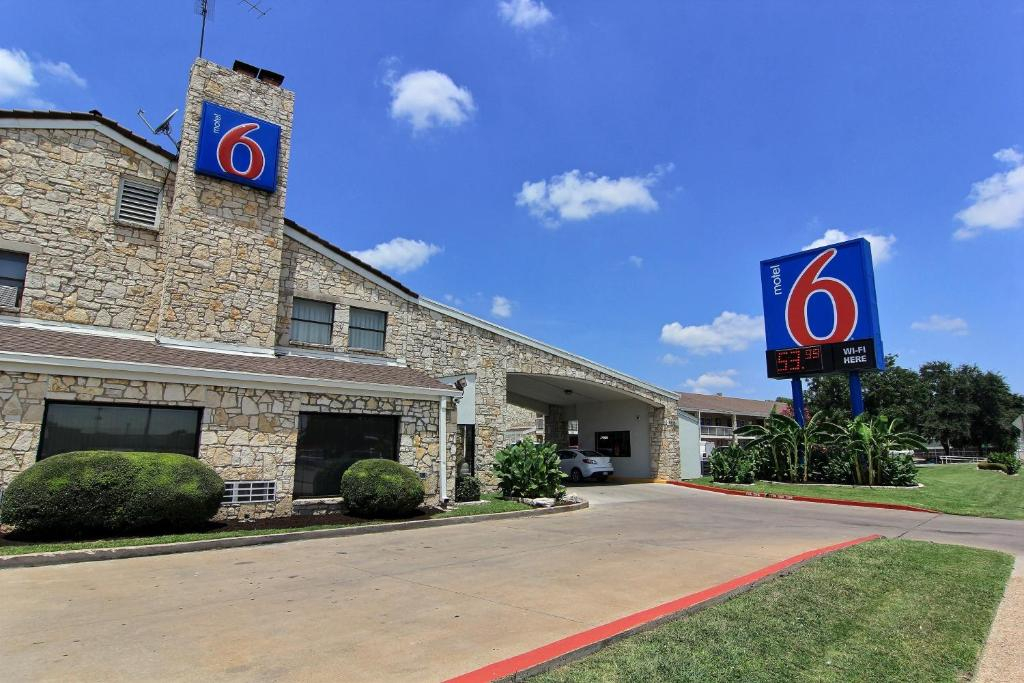 Motel 6 Austin, TX - Central Downtown UT