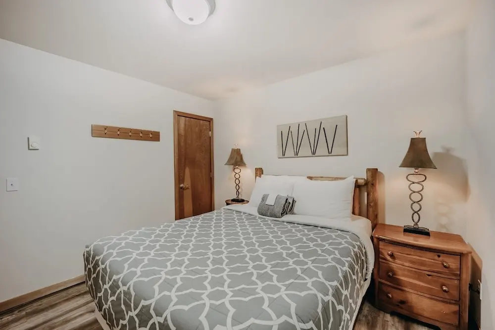 61mbr - Hot Tub - Wi-fi - Pets Ok - Sleeps 6 3 Bedroom Home by Redawning