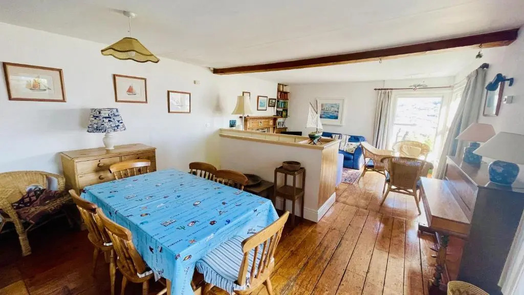 6 and 7 School Steps - Stunning views, private garden and parking