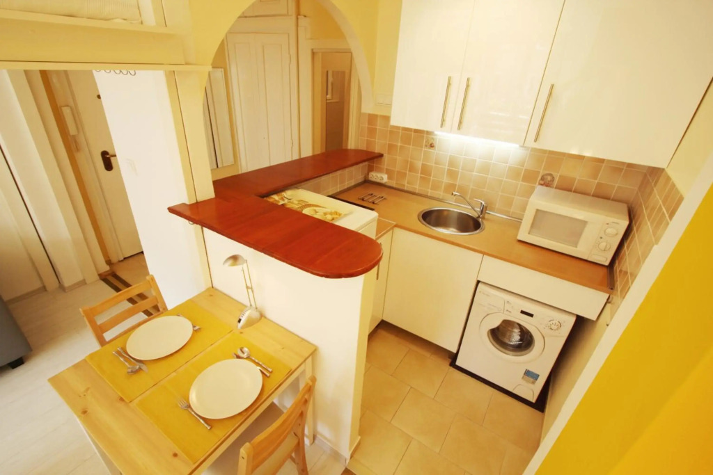Sunny Studio with Balcony in Party District