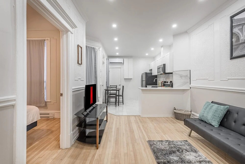Cozy and Best 4bedr in the of MTL Free Parking