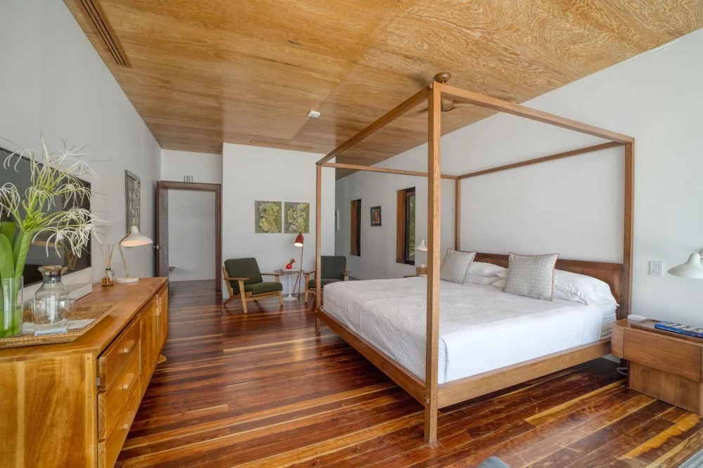 The Beach House - Upscale 5-bed Beachfront Villa w pool pier ocean views