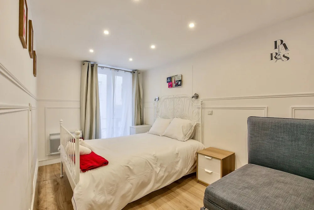 13 - Luxury Flat Eiffel Design 2