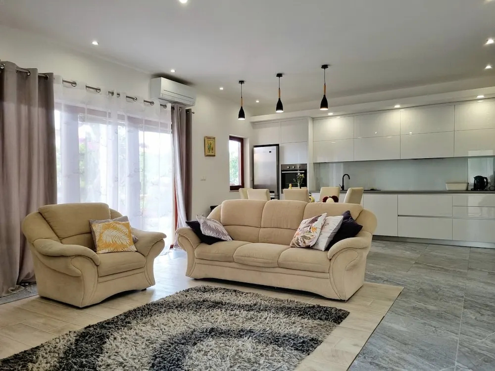 Large 120 m2 apt With Patio,1 min Walk From Beach
