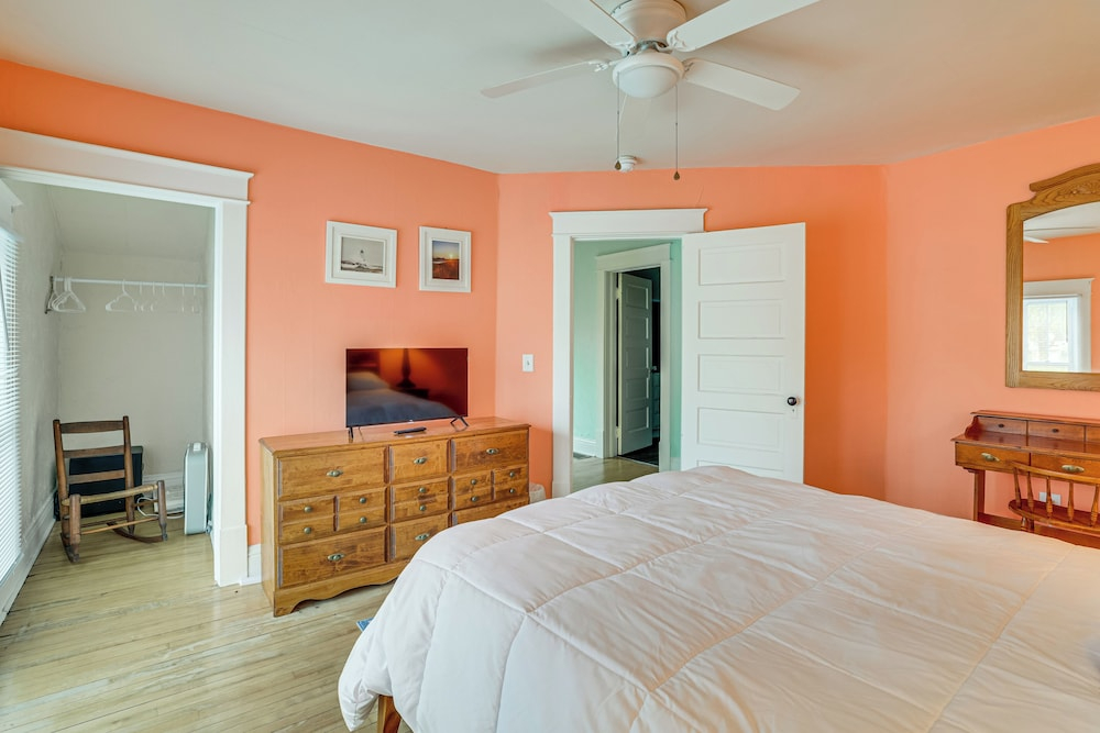 Ludington Home w/ 6 Bicycles < 1 Mi to Beach!