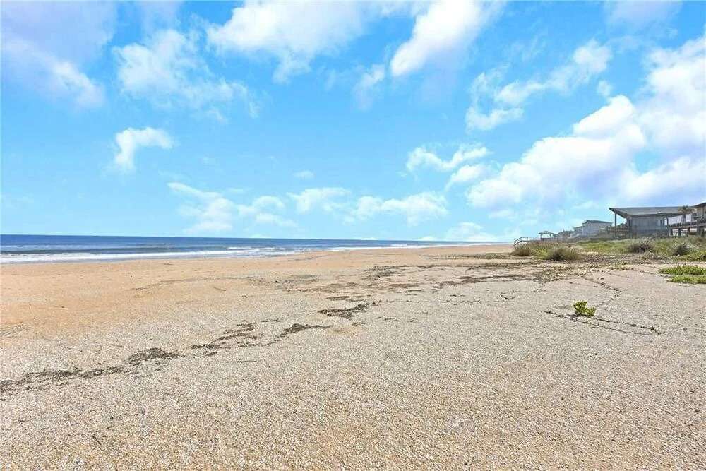 Harmony Beach House, 3 Bedrooms, Sleeps 6, Ocean Front, Large Deck