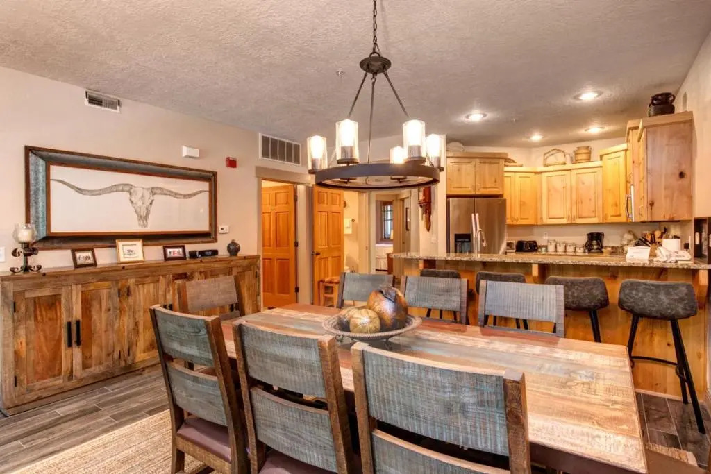 K B M Resorts- TPC-102C Remodeled 3Bd, walk to Main and Town Lift, private hot tub, AC