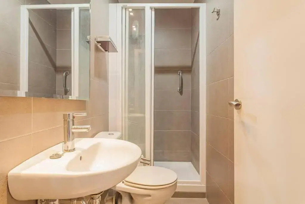 Big apartment for 9 in the heart of Eixample