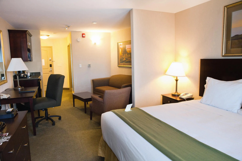 Holiday Inn Express and Suites Springfield Medical District by IHG