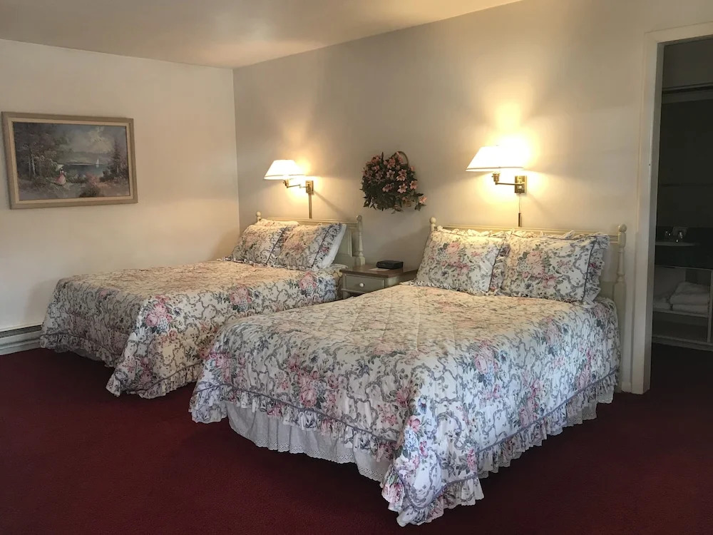 Crescent Lodge & Country Inn