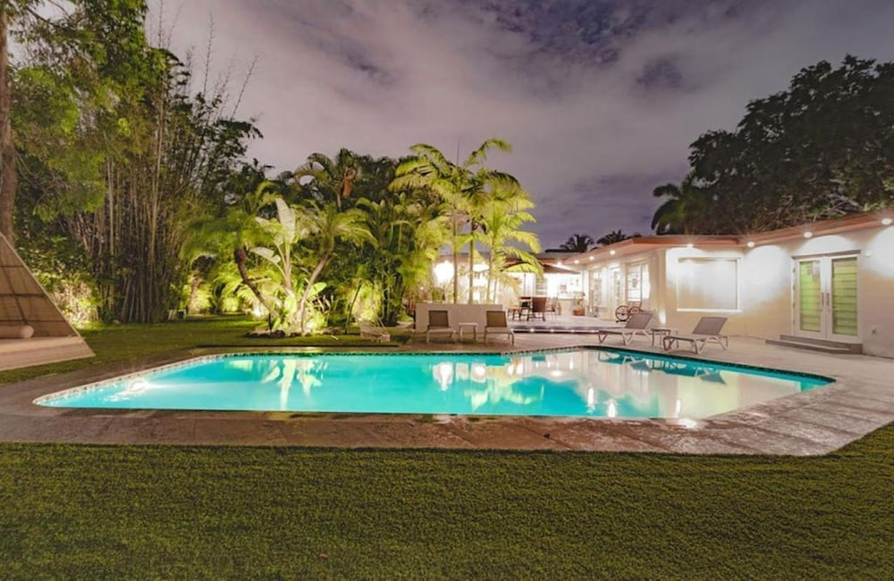 Villa Oahu Basketball Fire Pit Mini Golf