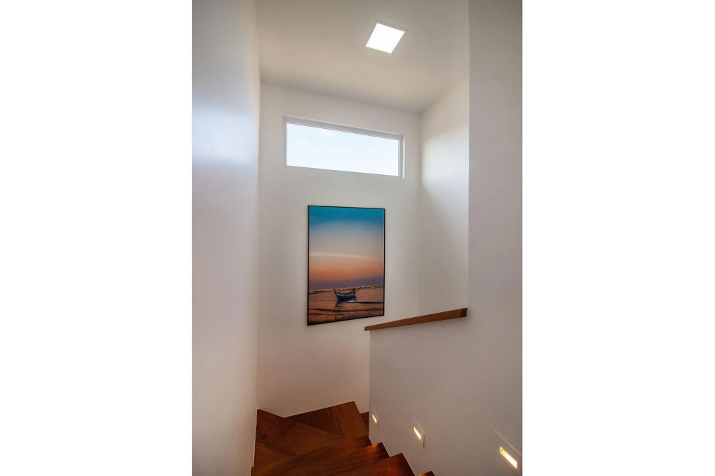 Casa Moderna e Luxuosa com Quatro Suítes Próx a Rua das Pedras Por Luxury Rentals