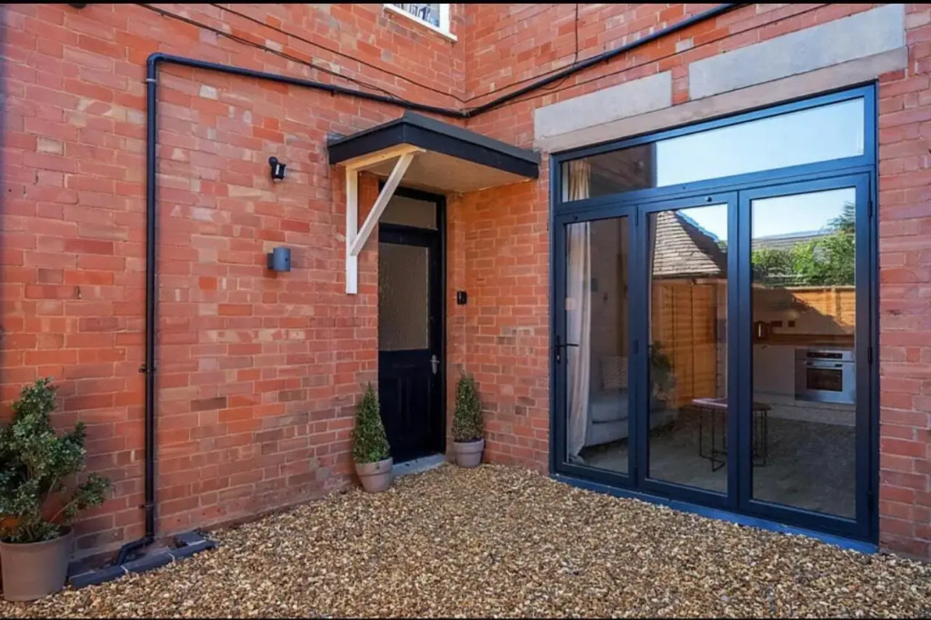Entire Luxury apartment, 10mins from Cotswolds, Child friendly, Great Location & plenty of free parking nearby