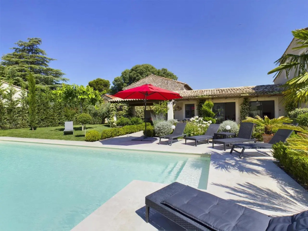 Villa rénovée à Eygalières avec piscine chauffée - FR-1-599-19