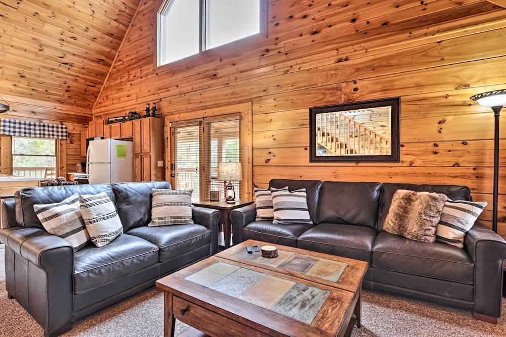 Homey Sevierville Cabin w/ Deck Near Pigeon Forge!