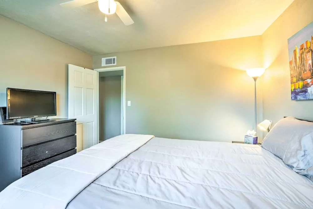 1 Mi to Old Town Scottsdale: Home w/ Putting Green