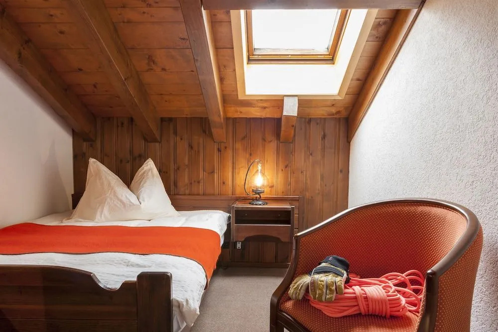 BaseCamp Hotel
