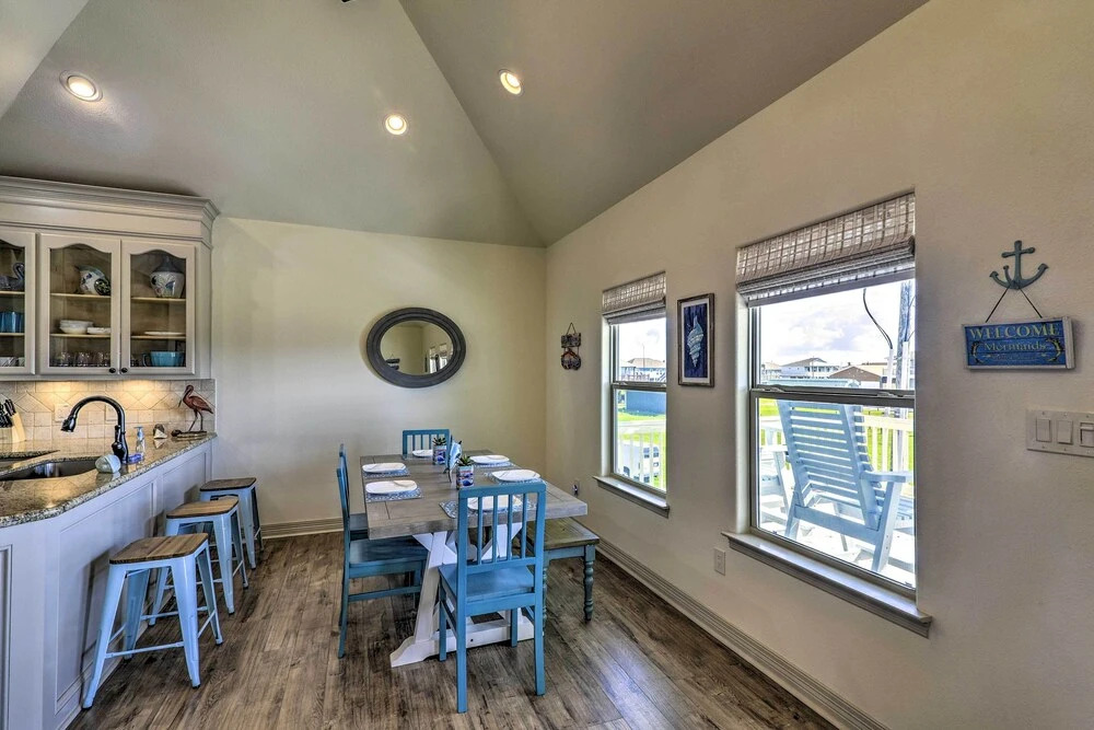 Walk to Shore: Family Retreat in Crystal Beach!