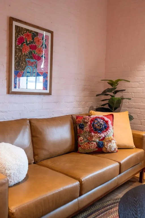 The Gisele - Luxury 4BR 3BA for 8 - Pool & Streetcar Stop