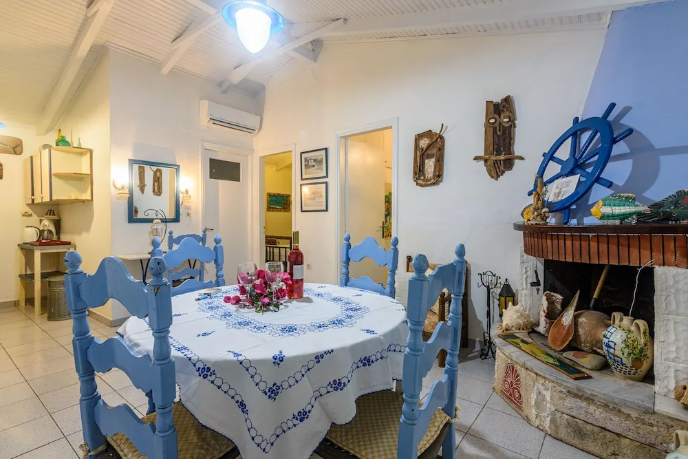 The Blue House Seaside Retreat - Fully equipped