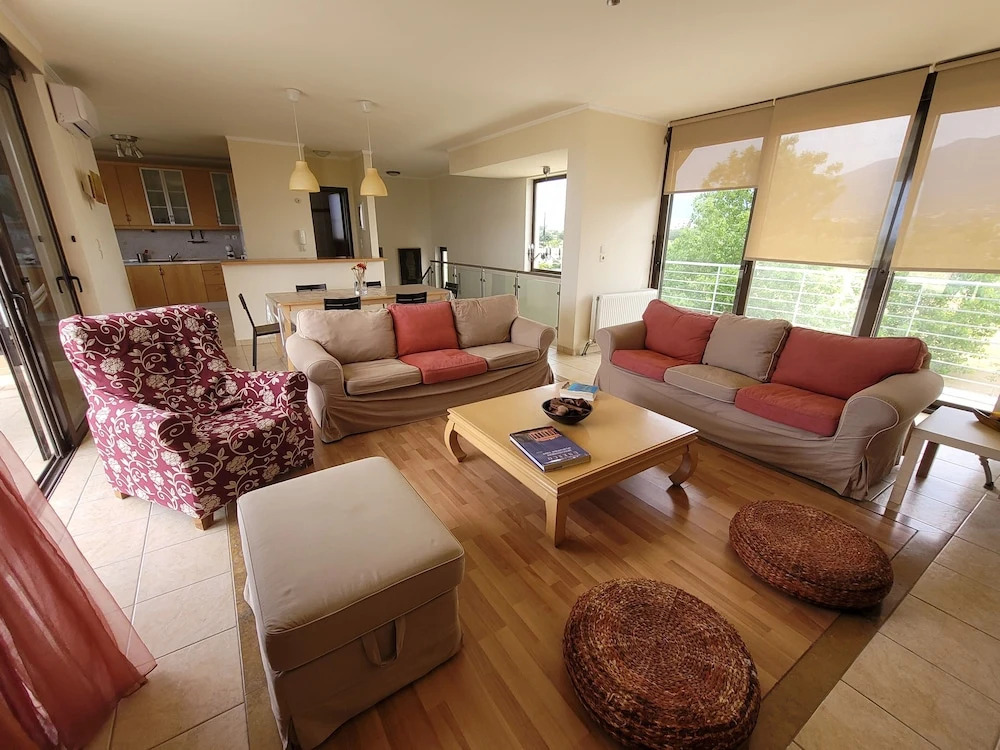 Xenos Villa 2 With 5 Bedrooms private swimming pool, near the sea