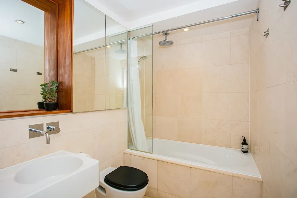 Beautiful 2-bedroom Flat With Balcony in E London