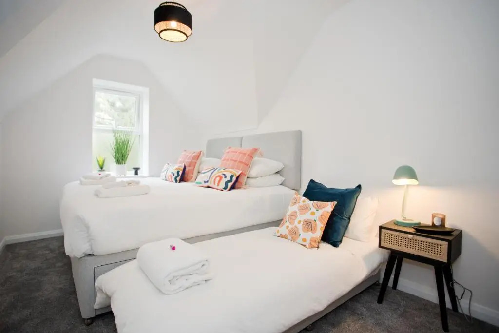Stylish 2 Bedroom Apt - Parking - 5 Mins walk to Beach