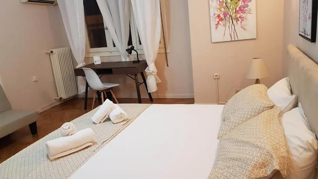 Olive Apartment- Athens Center, 4 BD, 1.5 BATH