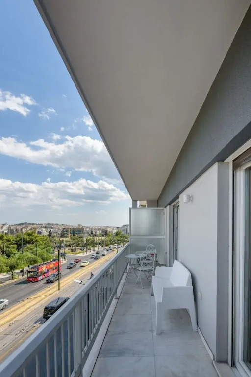 Lush Emerald apt in the heart of Athens