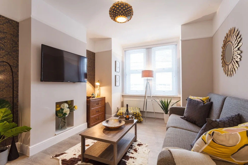 Stylish Town Centre House - 300Mbps, Parking & Sunny Decking