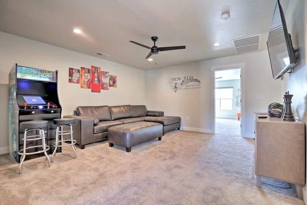 Luxurious End Unit W/ Pool, Hot Tub & Firepit 3 Bedroom Condo