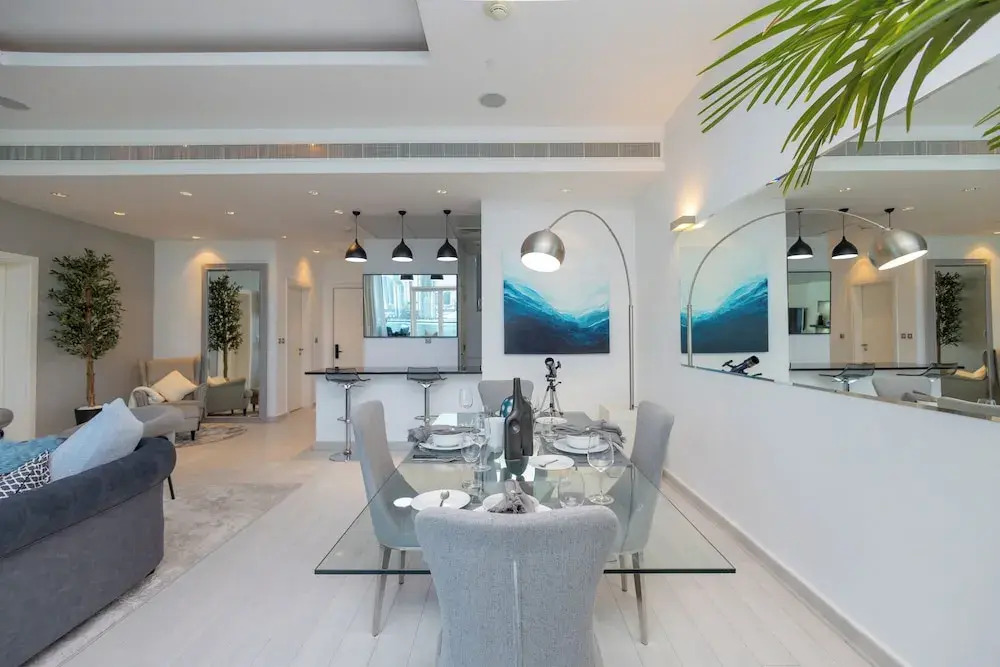 WelHome - Oceanfront Elegance 1BR Apt With Palm Sea Views