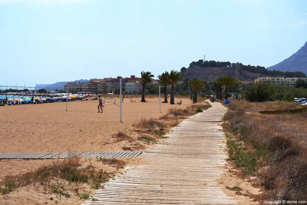 Beautiful 2-Bed first beach line apartment for 6