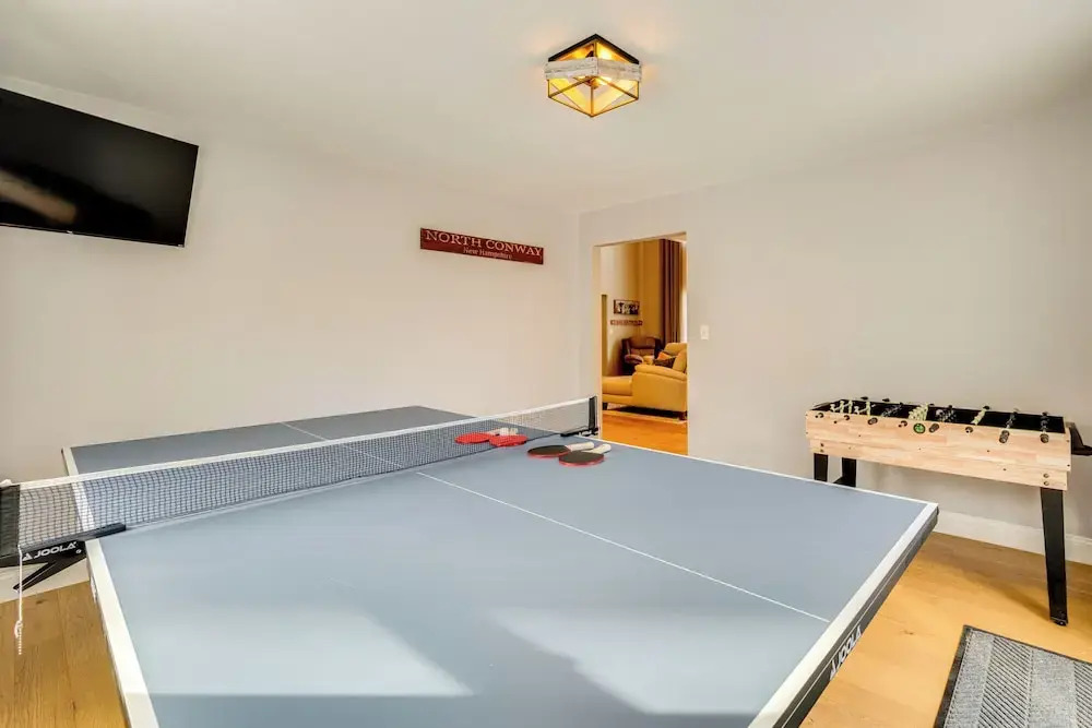 Mtn-view Gem w/ Hot Tub & Fire Pit in North Conway