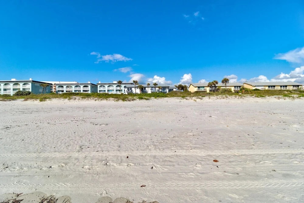 Yellow Sunshine Oceanfront Townhouse, Private Balcony Unit #2