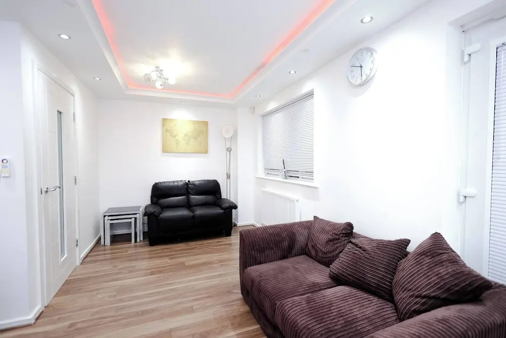Cozy Place in Salford, Sleeps 8, 4 Bedroom, 5 Beds