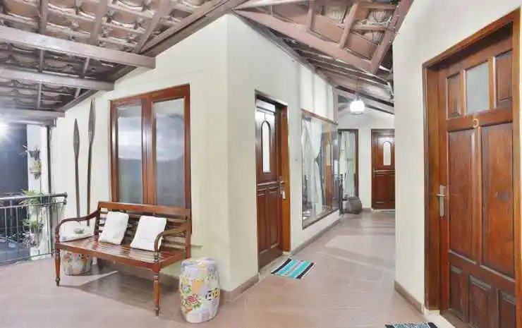 Standard Twin @Lathysha Guest House