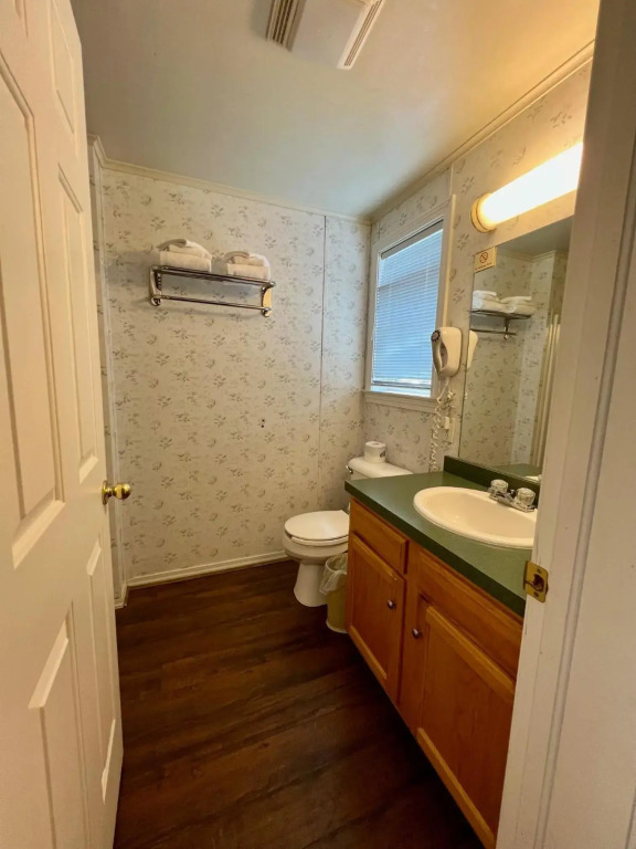 Rodeway Inn & Suites Brunswick near Hwy 1