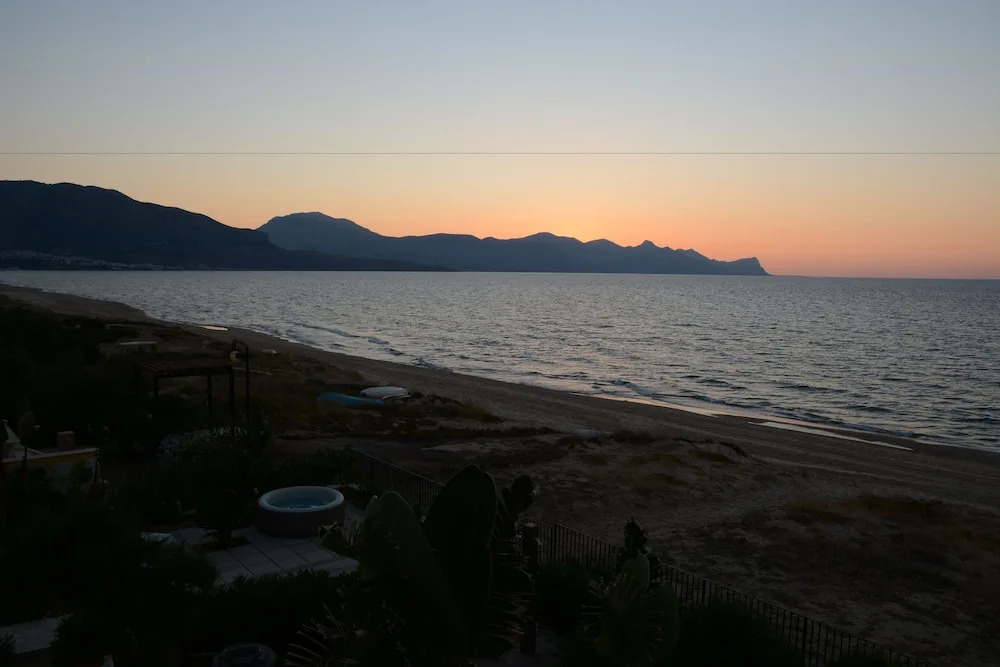 Dune Home, Beachfront Home With Three Bedrooms 9 PAX